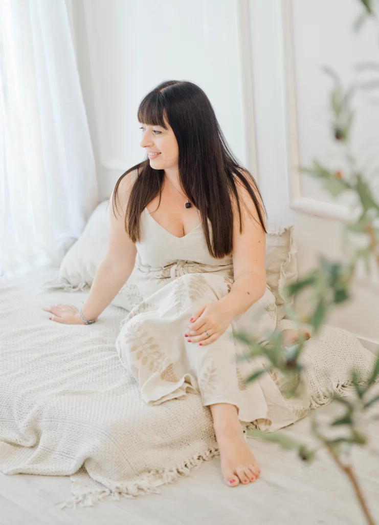 Photo douce et naturelle d&rsquo;une maman en studio, style lifestyle