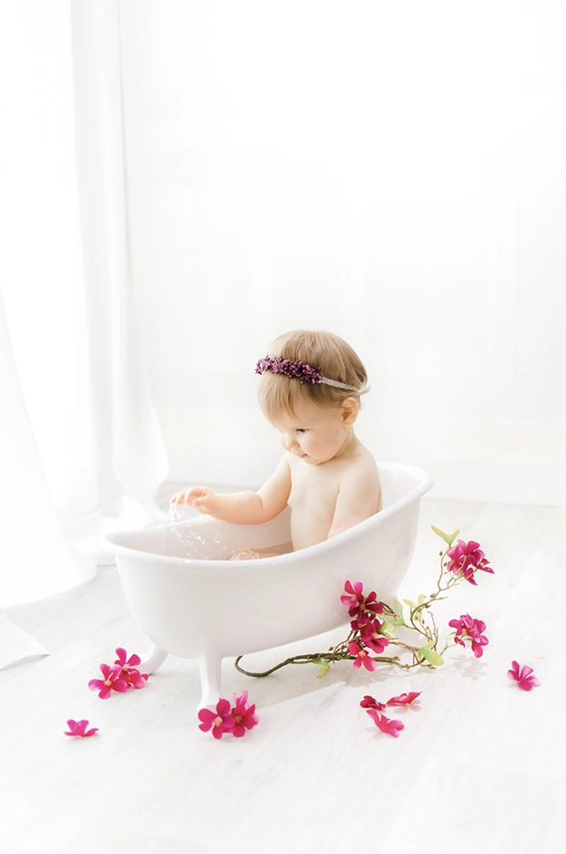 S&eacute;ance bain de lait artistique b&eacute;b&eacute; &agrave; Toulouse, fleurs et baignoire blanche
