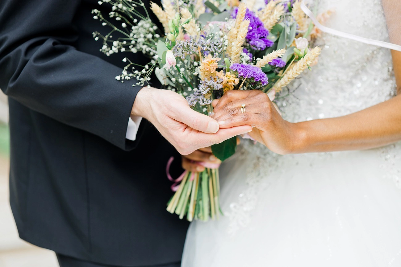 Image romantique du couple avec fleurs en premier plan au jardin japonais