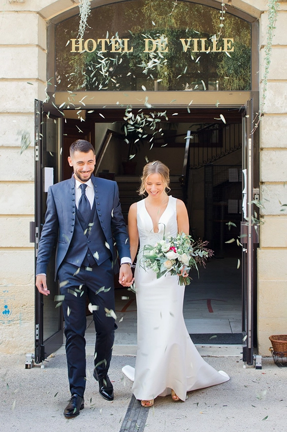 Sortie de c&eacute;r&eacute;monie d&rsquo;un mariage champ&ecirc;tre &agrave; Toulouse, instant joyeux