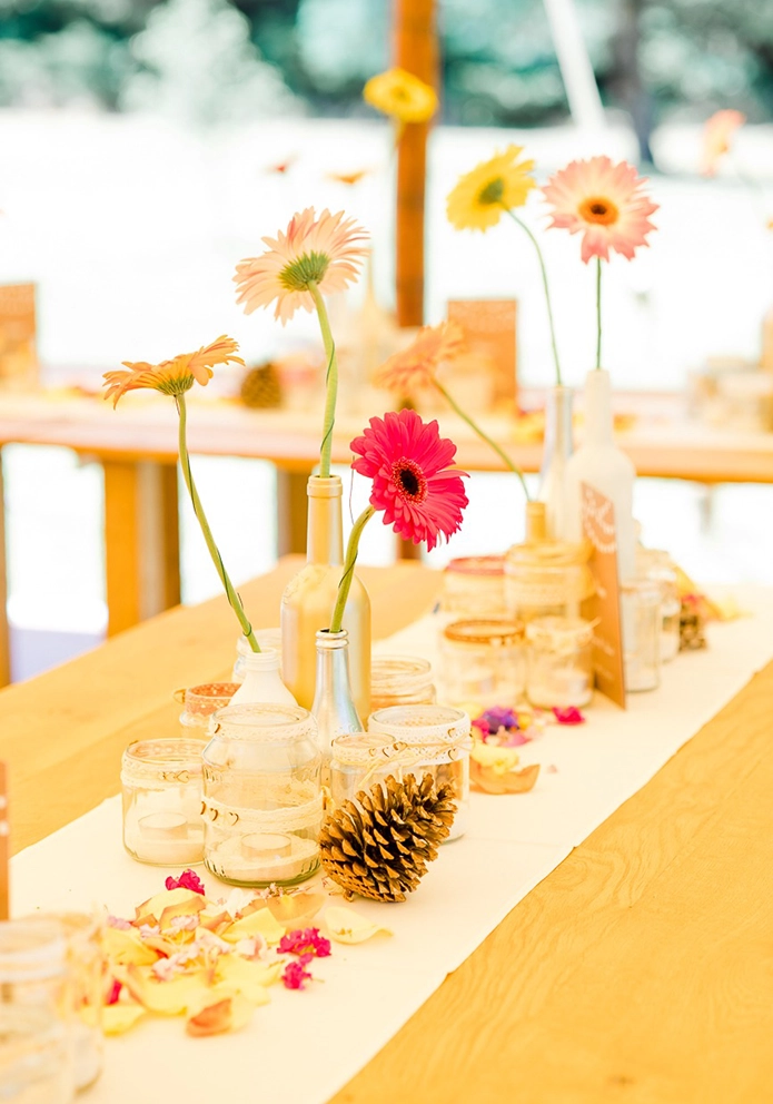 D&eacute;coration florale tr&egrave;s color&eacute; lors d'un mariage original &agrave; Toulouse