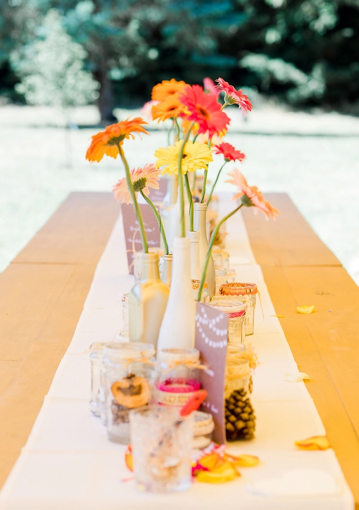 Centre de table floral tr&egrave;s color&eacute; lors d'un mariage &agrave; Toulouse
