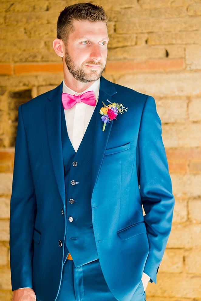 Portrait du futur mari&eacute; avec son costume &agrave; Toulouse