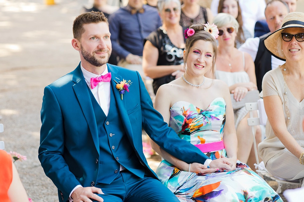 Couple de mari&eacute;s amoureux dans un mariage joyeux et plein de personnalit&eacute;