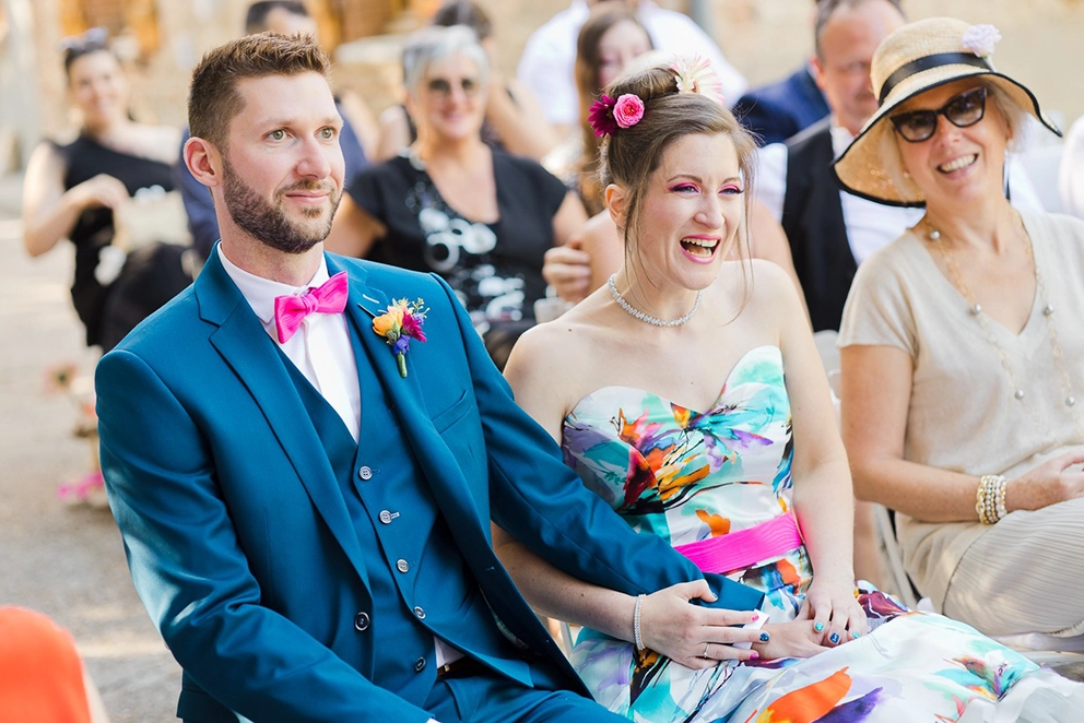 Couple de mari&eacute;s amoureux dans un mariage intime et original &agrave; Buzet-sur-Tarn