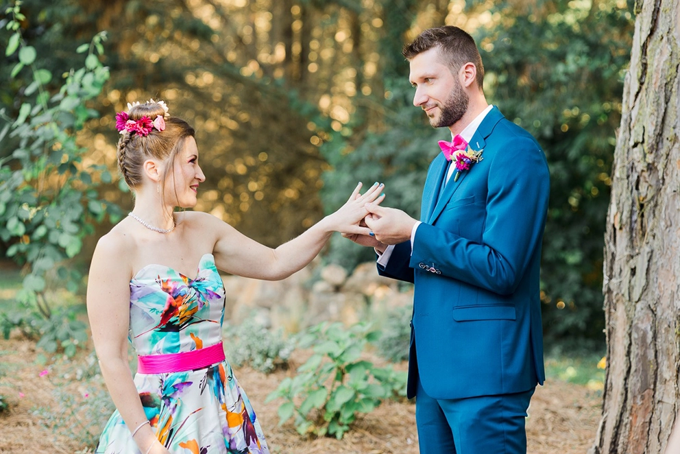 Echange de bague lors d'un mariage color&eacute; &agrave; Toulouse
