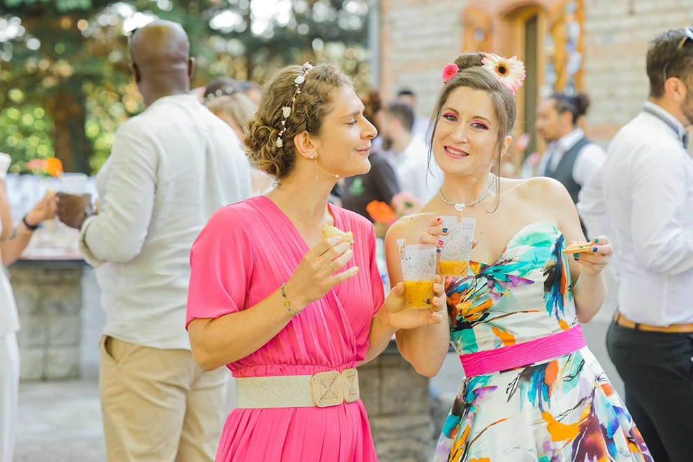 Mariage &agrave; domicile &agrave; Buzet-sur-Tarn, d&eacute;cor color&eacute; et mari&eacute;s pleins de joie