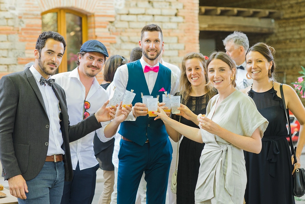 Mariage color&eacute; &agrave; domicile &agrave; Buzet-sur-Tarn, couple de mari&eacute;s souriants dans une ambiance festive