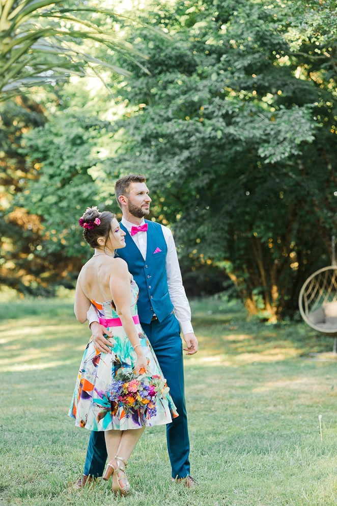 Couple de mari&eacute;s complices dans un mariage ambiance festive et chaleureuse