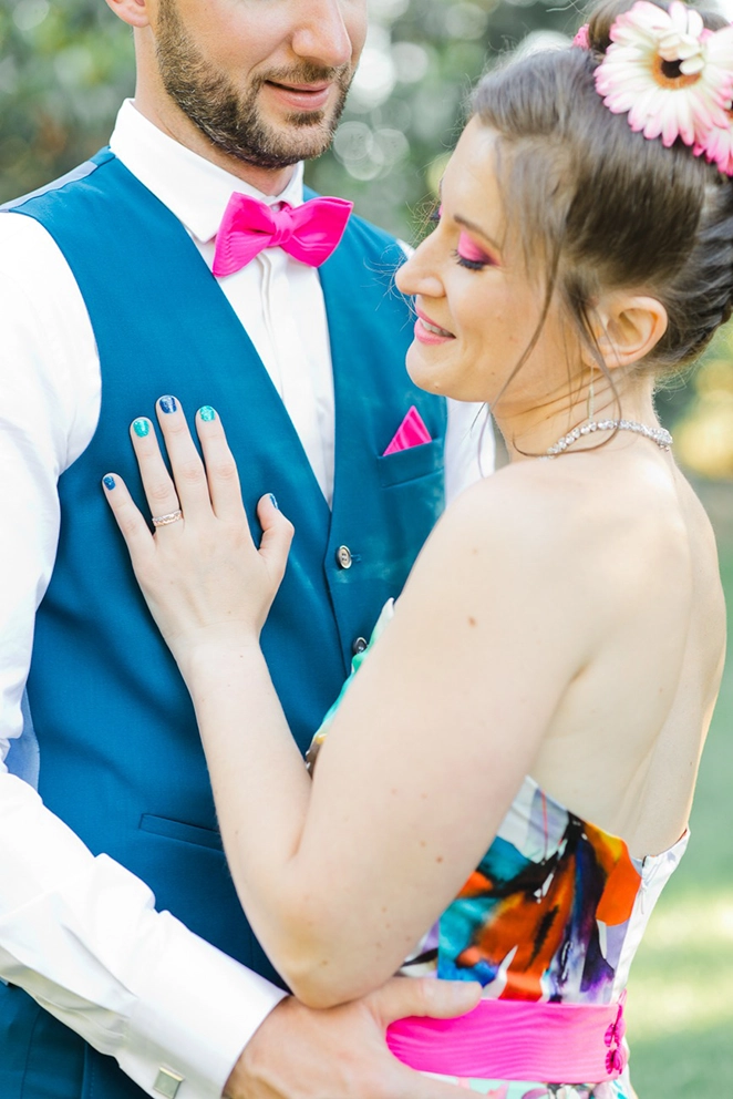 Couple de mari&eacute;s dans un mariage original, ambiance festive et chaleureuse