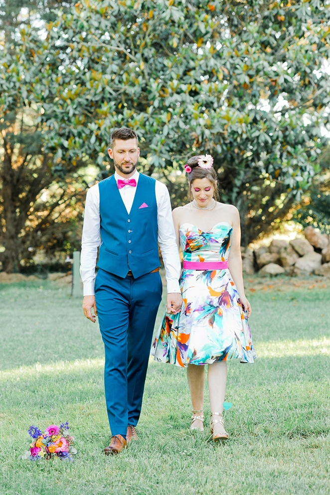 Couple de mari&eacute;s complices dans un mariage original, ambiance festive et chaleureuse