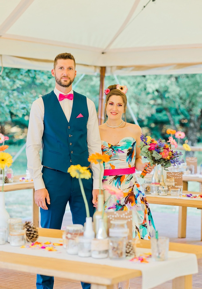 Mariage boh&egrave;me et color&eacute;, couple de mari&eacute;s riant ensemble