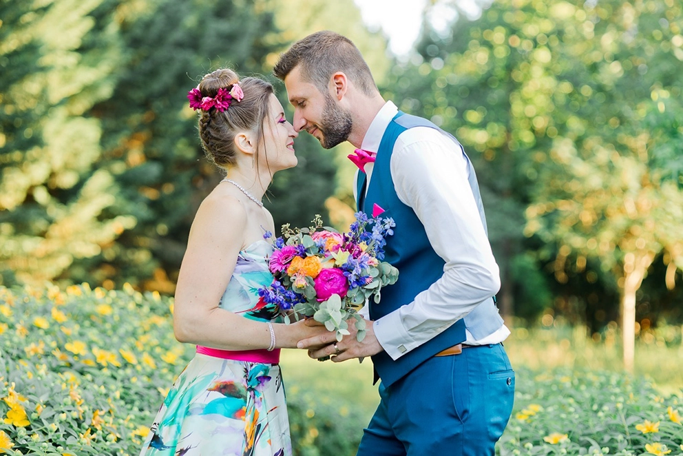 Couple de mari&eacute;s amoureux dans un mariage joyeux et plein de personnalit&eacute;