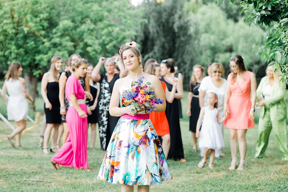 Portrait de la mari&eacute;e lors d&rsquo;un mariage cr&eacute;atif et joyeux, d&eacute;cor plein de couleurs