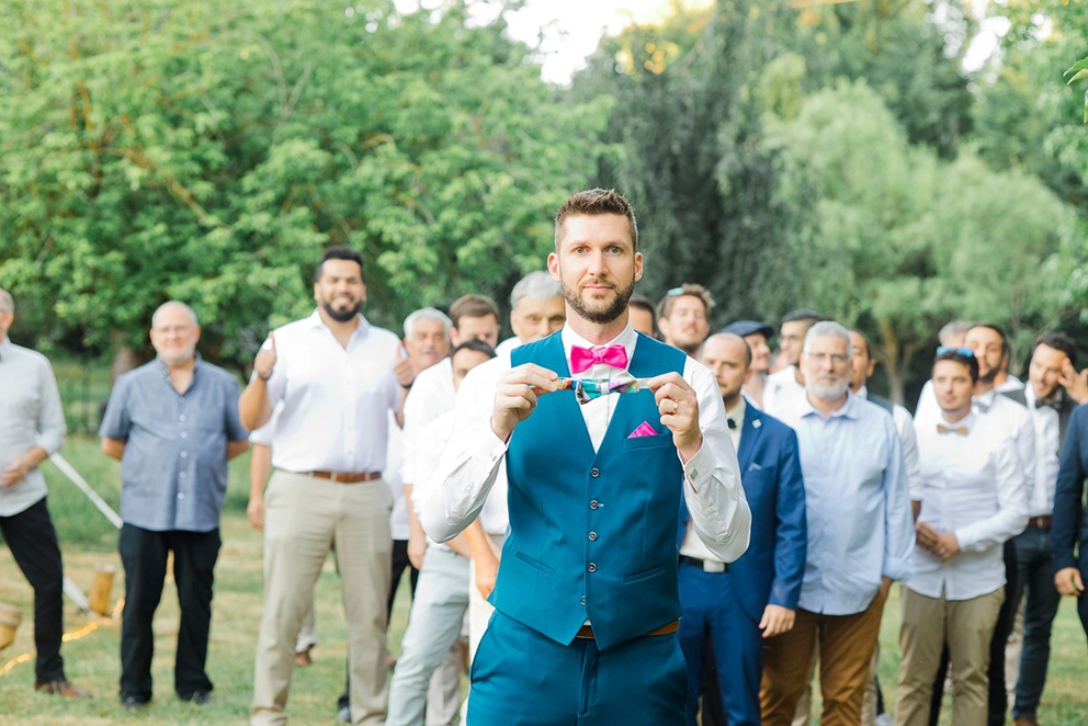 Portrait du mari&eacute; lors d&rsquo;un mariage cr&eacute;atif et joyeux, d&eacute;cor plein de couleurs