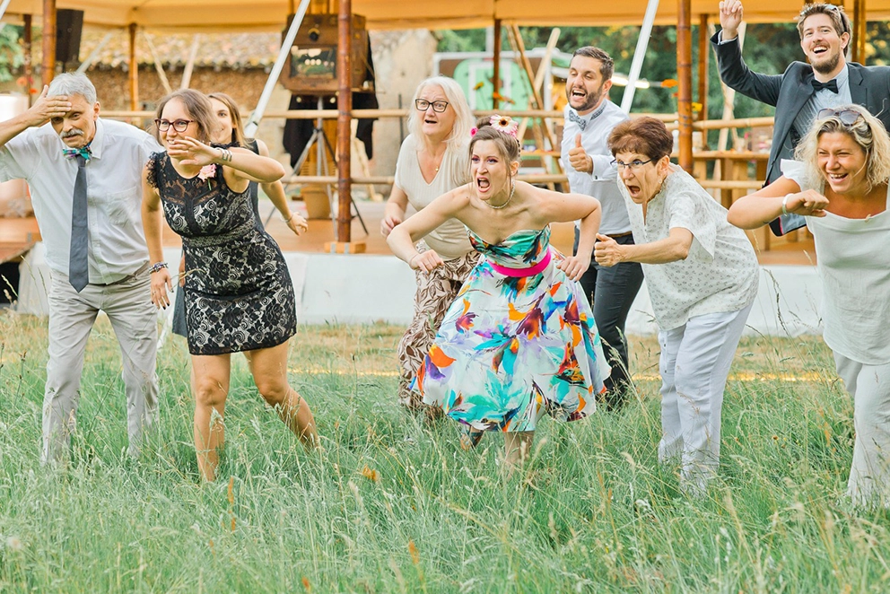 Jeu d' ambiance festive et d&eacute;contract&eacute;e lors d'un mariage &agrave; Buzet sur Tarn