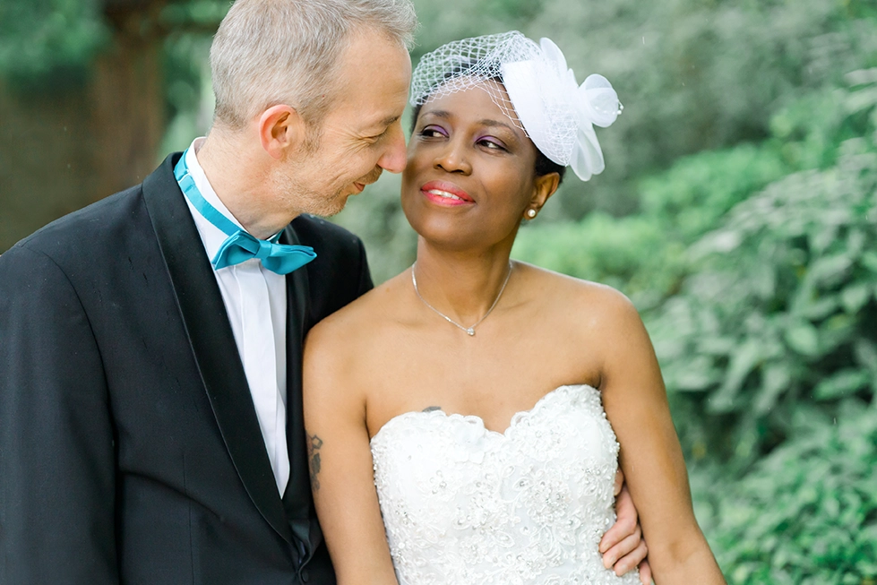Portrait romantique des mari&eacute;s au jardin japonais &agrave; Toulouse, lumi&egrave;re douce