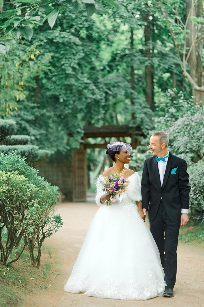 Mari&eacute;s marchant ensemble au jardin japonais de Toulouse, d&eacute;cor zen