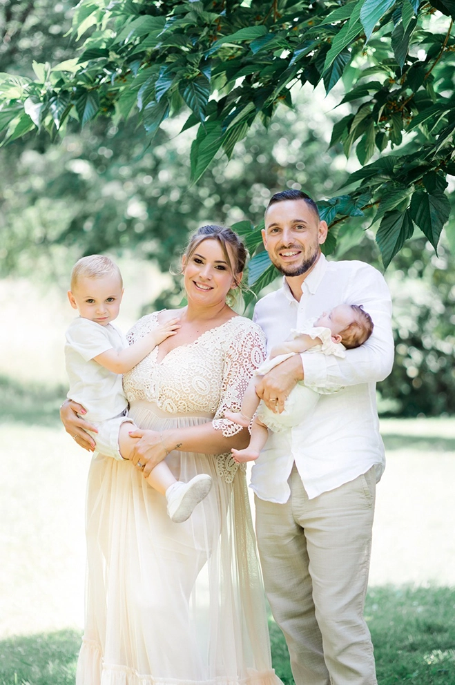 Portrait de parents avec b&eacute;b&eacute; &agrave; Toulouse, fond lumineux