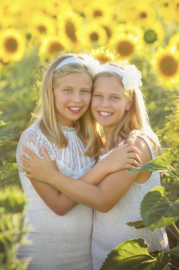 Shooting photo des jumelles dans un champs de Tournesol &agrave; Toulouse<br />
