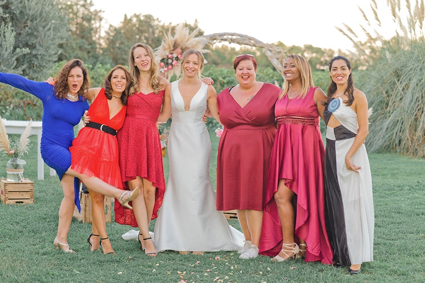 Photo de groupe avec la mari&eacute;e lors d&rsquo;un mariage &agrave; Toulouse