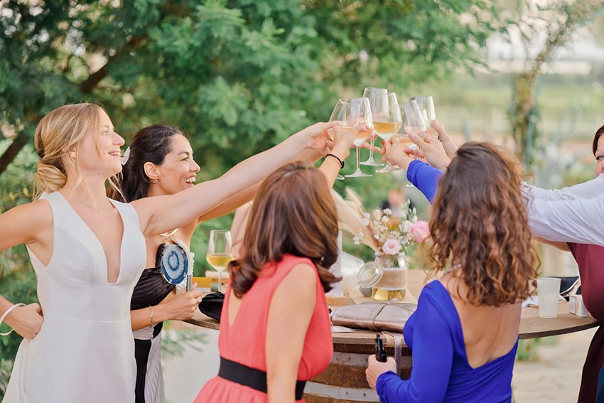 Vin d&rsquo;honneur champ&ecirc;tre avec les copines de la mari&eacute;e lors d&rsquo;un mariage &agrave; Toulouse