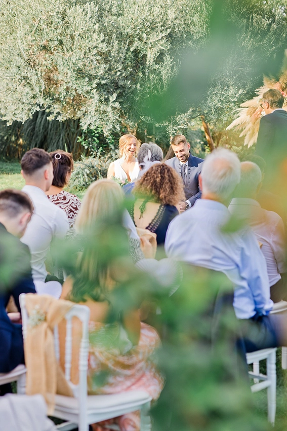 Regards et sourires des mari&eacute;s pendant un mariage champ&ecirc;tre &agrave; Toulouse