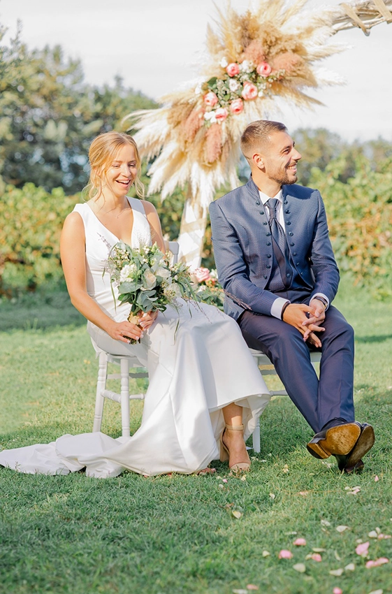Mari&eacute;s assis lors d&rsquo;une c&eacute;r&eacute;monie champ&ecirc;tre &agrave; Toulouse, moment d&rsquo;&eacute;motion