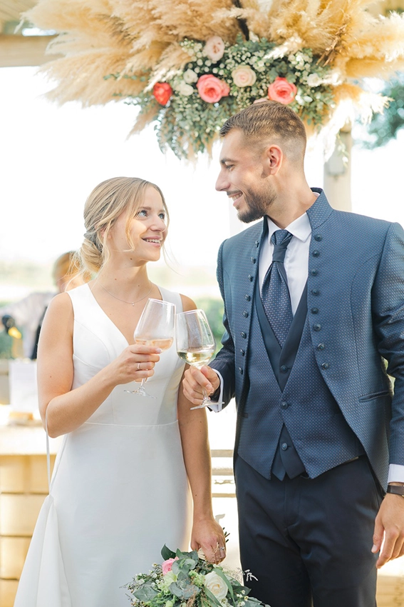 Regards et sourires des mari&eacute;s pendant un mariage champ&ecirc;tre &agrave; Toulouse