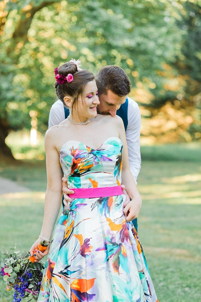 Portrait des mari&eacute;s lors d&rsquo;un mariage color&eacute; &agrave; Buzet-sur-Tarn