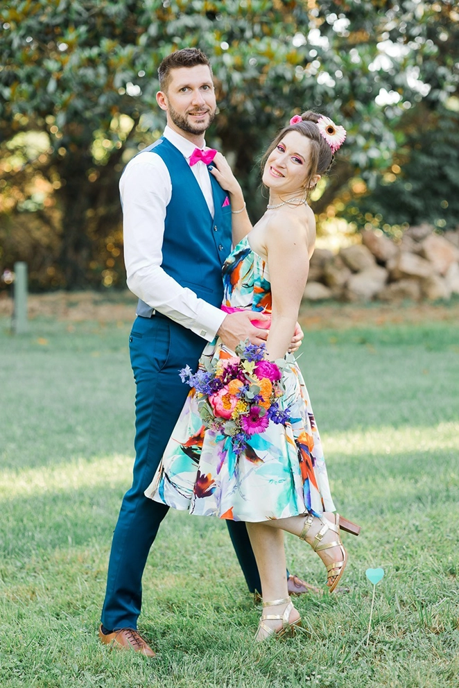 Photo des mari&eacute;s dans leur jardin &agrave; Buzet-sur-Tarn, mariage festif et cr&eacute;atif