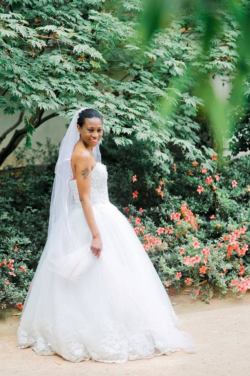 D&eacute;tail du jardin japonais de Toulouse avec les mari&eacute;s en arri&egrave;re-plan