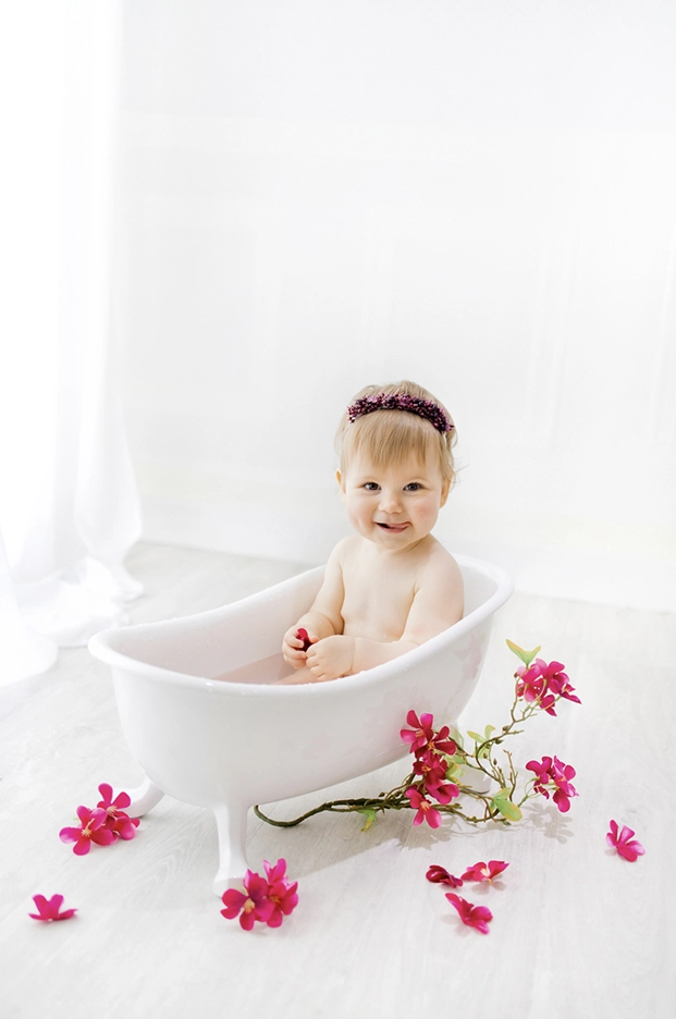 S&eacute;ance bain de lait artistique b&eacute;b&eacute; au studio de Tiana Photographe &agrave; Toulouse