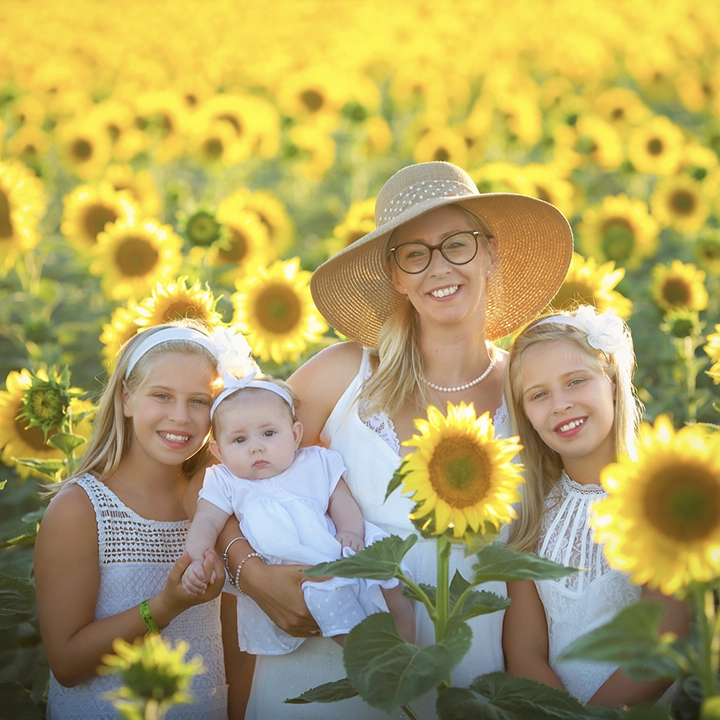 Portrait de famille dans le champs de Tournesol &agrave; Toulouse