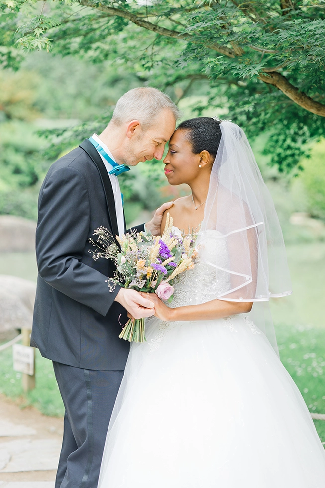 Couple de mari&eacute;s au jardin japonais de Toulouse, cadre verdoyant et fleurs japonaises