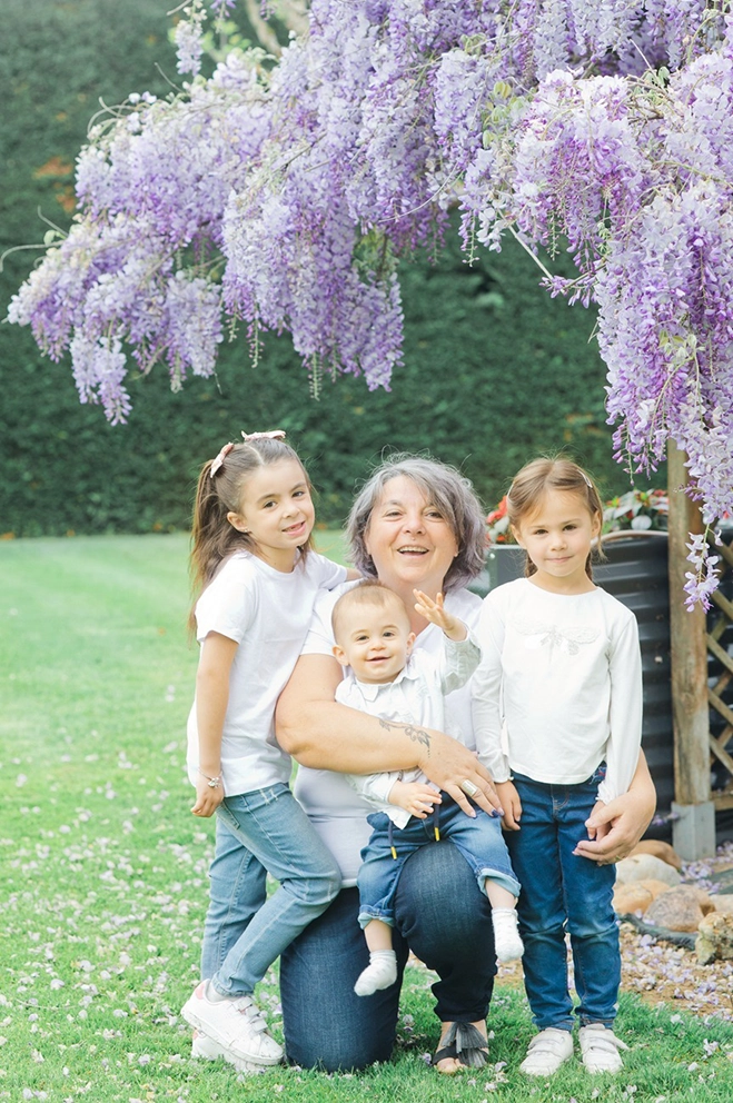 Photo de famille multig&eacute;n&eacute;rationnelle &agrave; Toulouse, grands-parents inclus