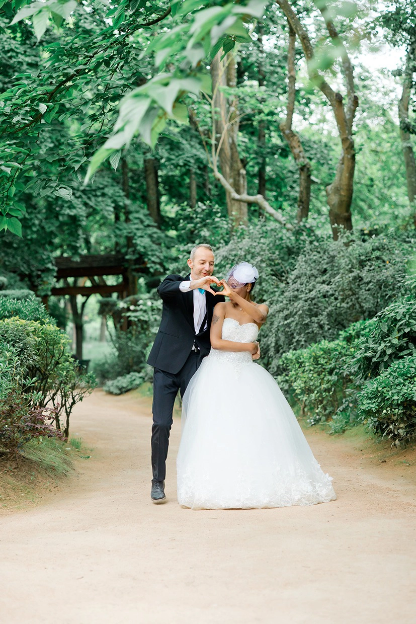 Photo cr&eacute;ative des mari&eacute;s avec jeu de lumi&egrave;re au jardin japonais