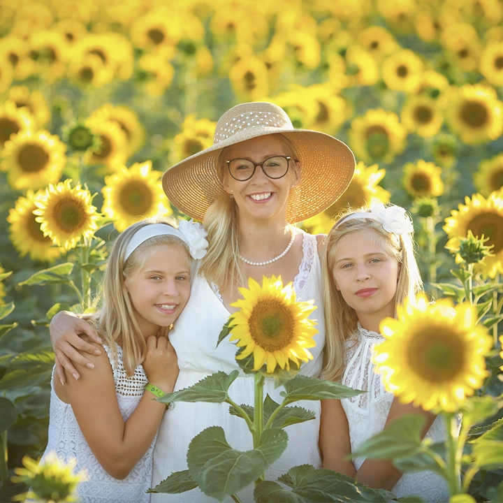 S&eacute;ance photo de famille dans un champs de Tournesol &agrave; Toulouse