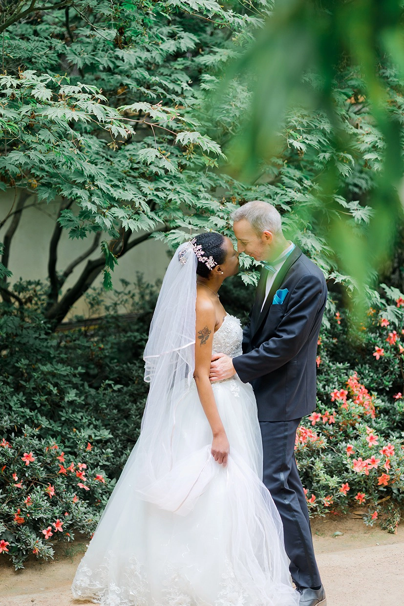 Couple de mari&eacute;s s&rsquo;embrassant au jardin japonais &agrave; Toulouse