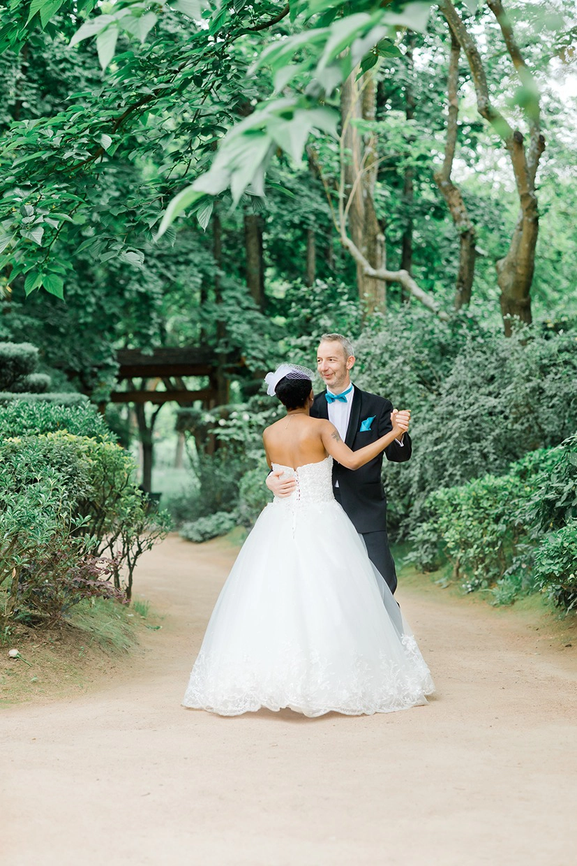 Photo des mari&eacute;s dansant au jardin japonais de Toulouse, style reportage