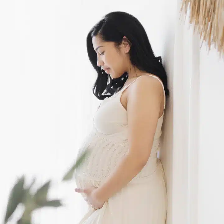Une photo de femme enceinte dans un d&eacute;cor &eacute;pur&eacute; dans le studio photo de Tiana Photographe &agrave; Toulouse