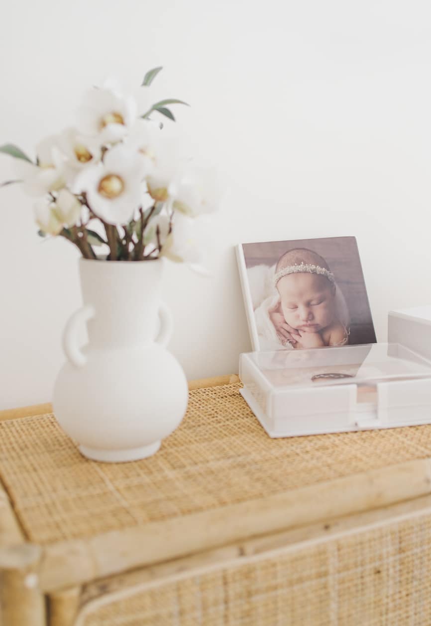 Exposition d'un album photo dans le studio photo de Tiana Photographe Toulouse