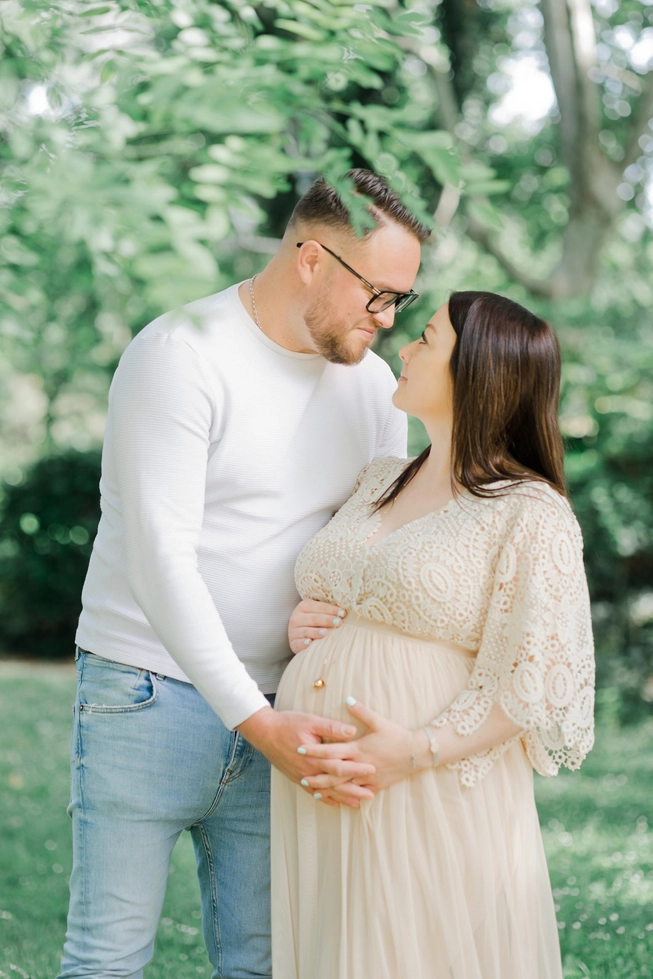 Photo d'un couple futurs parents au jardin japonais Toulouse lors d'un shooting photo avec Tiana Photographe