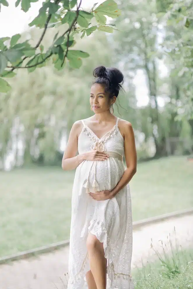 Photo d'une future maman dans un parc lors d'une s&eacute;ance photo avec Tiana Photographe Toulouse