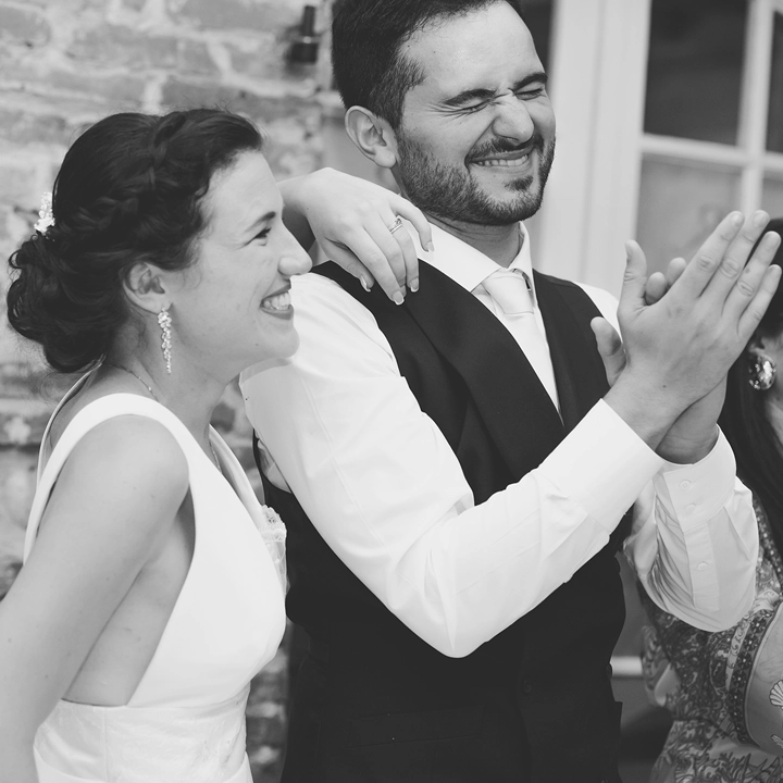 Photo de couple de mari&eacute;s joyeux durant l'animation dans la soir&eacute;e de leur mariage