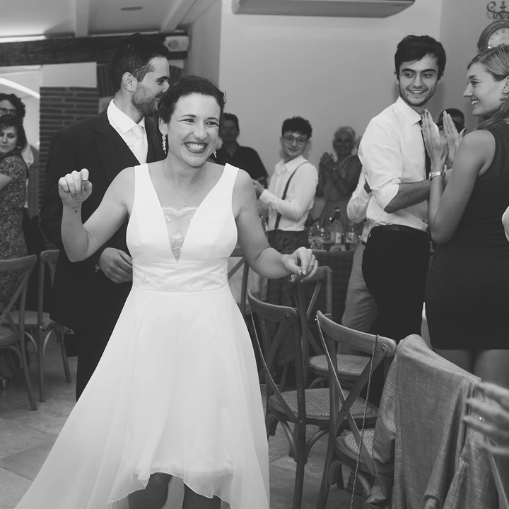 Photo des mari&eacute;s entrant dans la salle de r&eacute;ception de leur mariage au Moulin de Rudelles Muret