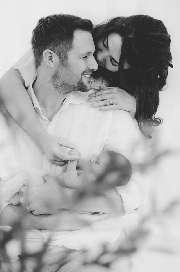 Photo de famille avec leur b&eacute;b&eacute; lors d'un shooting studio &agrave; Toulouse