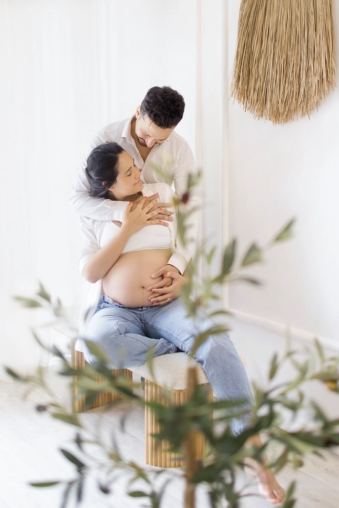 Photo de futurs parents lors d'un shooting grossesse au studio de Tiana Photographe Toulouse
