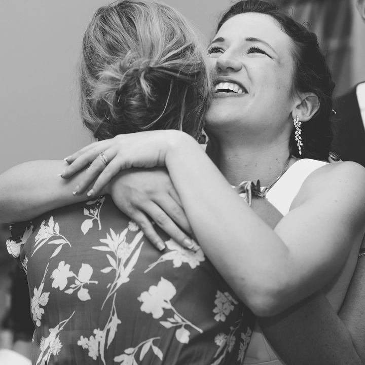 Photo de la mari&eacute;e heureuse dans les bras de sa maman