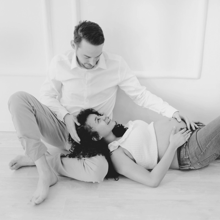 Photographie d'un couple au sol dans le studio de Tiana Photographe Toulouse